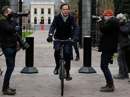 El primer ministro en funciones holandés, Mark Rutte, saliendo del Palacio Real de La Haya.