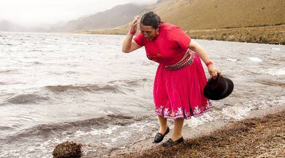 María Lluilema, campesina indígena, se moja la cabeza en las lagunas de Ozcogoche (Ecuador).