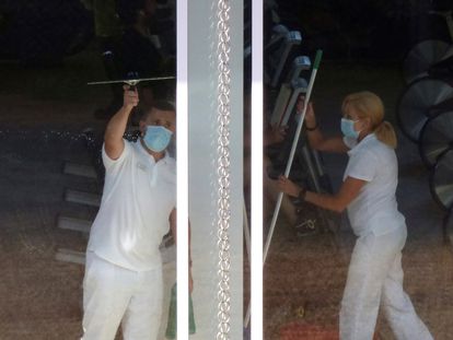 En la imagen, trabajadores de limpieza en el gimnasio anexo al hotel Finisterre donde permanecen confinados los jugadores del Fuenlabrada.