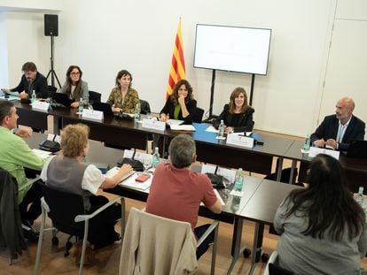 Reunión de representantes de la Generalitat y de los sindicatos, este miércoles, para abordar el caos de las pruebas de pasado sábado.