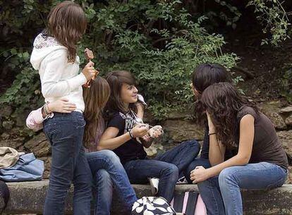 Un grupo de adolescentes comparten a la salida de clases.