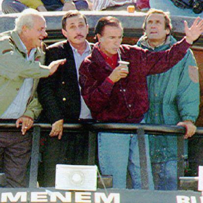 Carlos Menem participa en un acto electoral en Rosario, campaña a la presidencia argentina, el 6 de mayo de 1995.