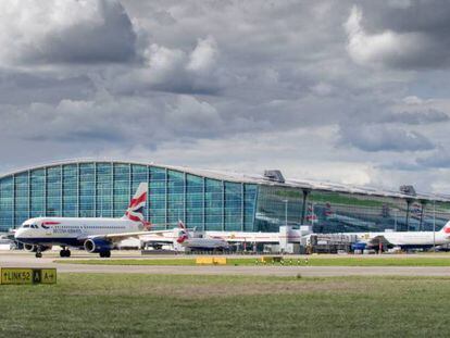 Aviones de British Airways ante la T5 del aeropuerto londinense de Heathrow.