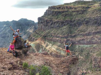 Los colores de las escarpadas laderas de Azulejos de Veneguera, Gran Canaria.