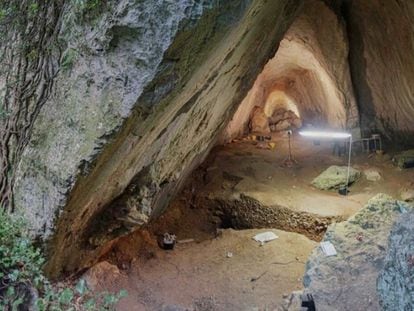 Boca de la cueva de Arma Veirana, en Liguria (Italia), donde se ha hallado el cuerpo de una niña de hace más de 10.000 años.