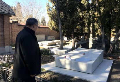 El secretario general del Partido Comunista, Enrique Santiago enfrente de la tumba de Dolores Ibárruri hoy en el cementerio de la Almudena