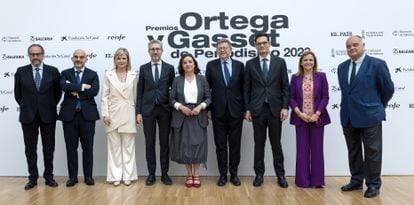 Desde la izquierda, Juan Cantón, director general del Área de Prensa del Grupo Prisa; Carlos Núñez, presidente de Prisa Media; Gabriela Bravo, consejera de Justicia de la Generalitat Valenciana; Arcadi España, consejero de Hacienda de la Generalitat Valenciana; Pepa Bueno, directora de EL PAÍS; Ximo Puig, presidente de la Generalitat Valenciana; Joseph Oughourlian, presidente de Prisa; Pilar Bernabé, delegada de Gobierno en la Comunidad Valenciana; y Sergi Loughney, director de Relaciones Institucionales de la Fundación La Caixa.