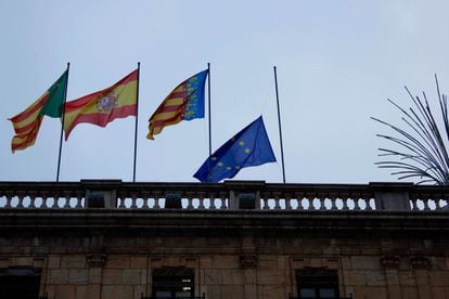 Bandera a media asta en el Ayuntamiento de Castellón.