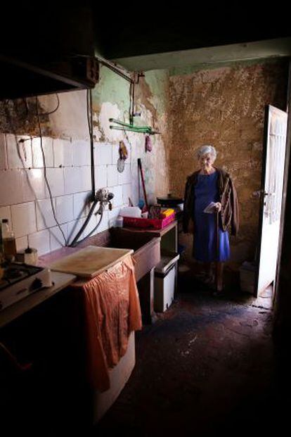 Josefa Martí, en la cocina de la vivienda que habitó durante 73 años.