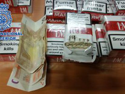 Billetes camuflados en cajetillas de tabaco decomisadas en Barajas.