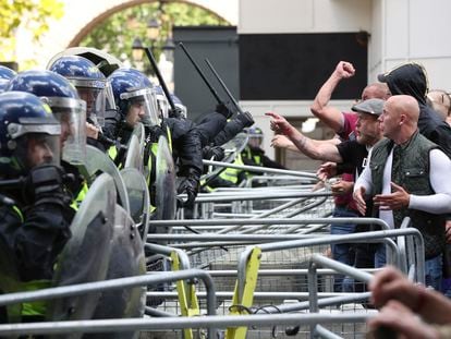 La policía se enfrenta a manifestantes de ultraderecha este sábado en Whitehall.