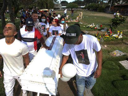 Familiares y amigos cargan el ataúd de Juan David Muñoz, un manifestante que murió durante las protestas contra el Gobierno de Iván Duque, en Cali, el pasado 20 de junio.
