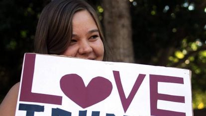 Una mujer sostiene un cartel durante una protesta de estudiantes y activistas contra la elección del candidato Republicano Donald Trump como presidente de EE.UU.