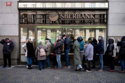 Un grupo de gente hacía cola para entrar en una sucursal del banco público ruso Sberbank, el viernes.