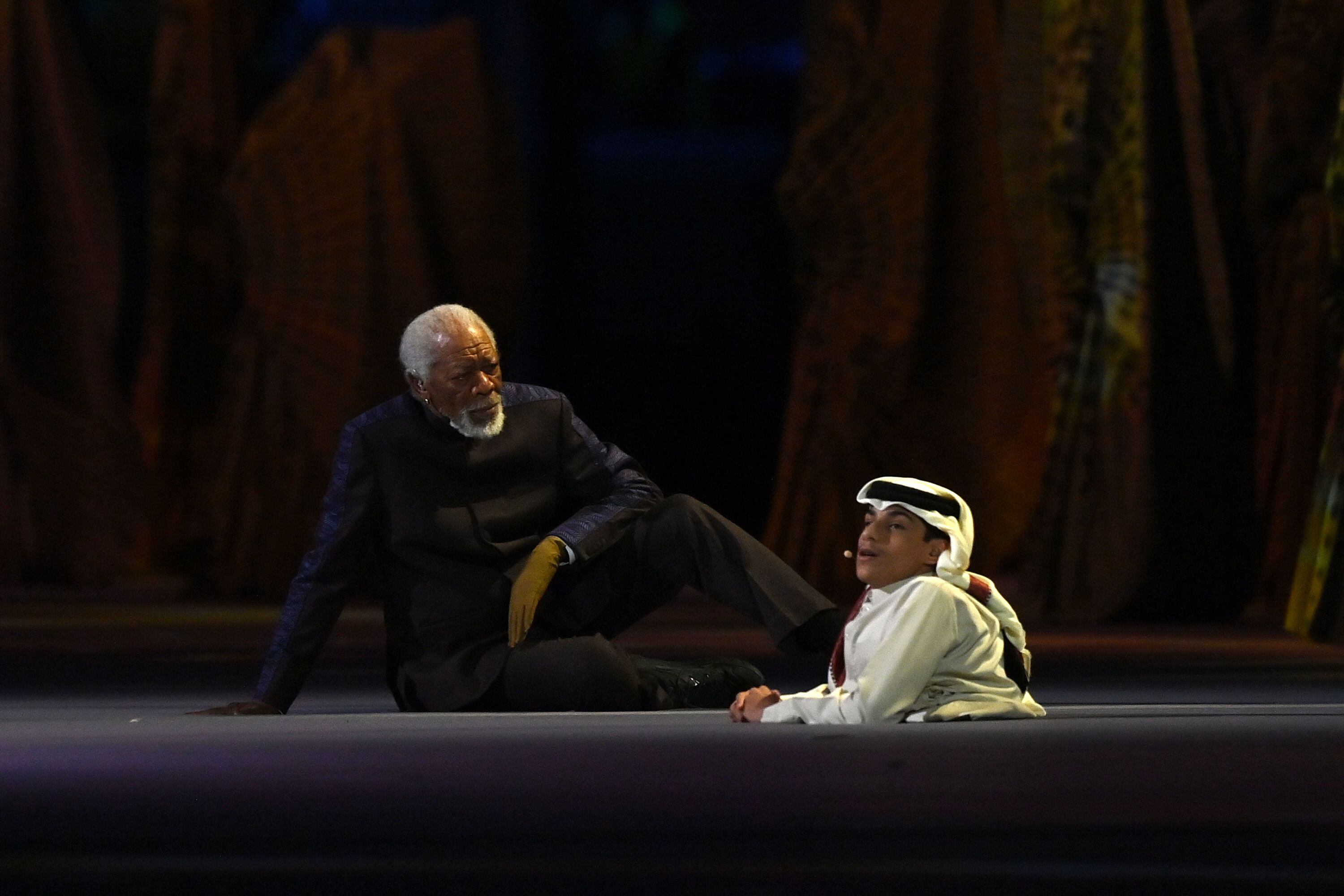 El actor Morgan Freeman ha sido uno de los primeros en aparecer en el escenario en la ceremonia inaugural del Mundial de Qatar junto al 'youtuber' qatarí Ghanim al-Muftah.