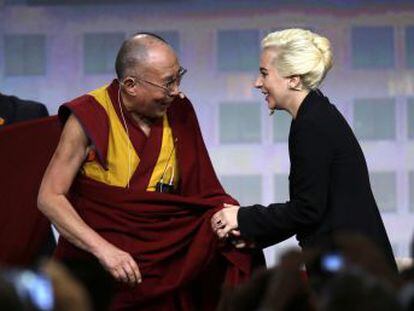 El líder de los budistas y la cantante se reúnen con jóvenes y alcaldes estadounidenses