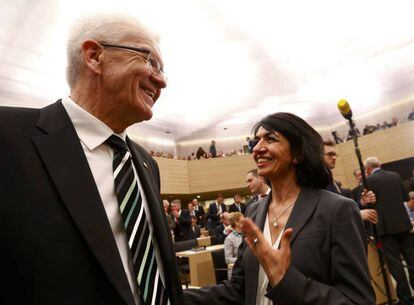 Winfried Kretschmann, del partido de los Verdes europeo, habla con Muhterem Aras, presidenta del parlamento del estado de Baden-Wuerttemberg el pasado mayo.