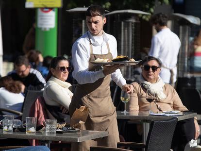 Un camarero trabaja en la terraza de un bar de Sevilla, el 3 de enero.