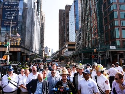El subcomisario del Departamento de Bomberos de Nueva York, se dirige a los medios de comunicación tras el incendio de una grúa de construcción en un rascacielos de Manhattan, Nueva York (EE UU), este 26 de julio.