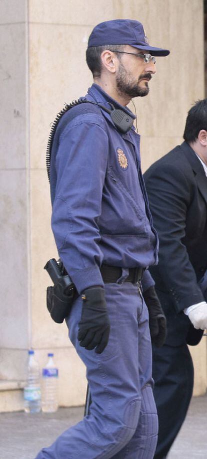 Policía nacional de Valencia que lleva, estando de servicio, una imagen de Franco a la vista en el uniforme, con la frase: "No se os puede dejar solos".