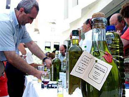 La Junta celebró ayer en Huelva un acto para informar sobre los beneficios del aceite oliva de la provincia, que incluyó una degustación.