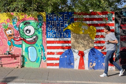 Un hombre ante un mural en Jaffa, al sur de Tel Aviv.