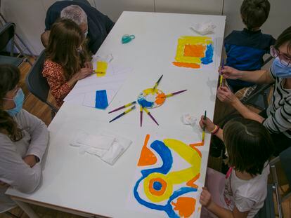 Varios niños y sus padres, durante el taller 'Oh, pintura', el pasado sábado en Caixaforum Madrid.
