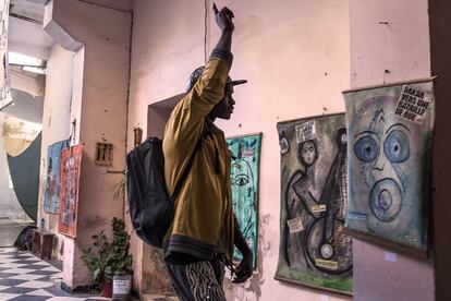 La escasez de recursos les ha obligado a ser creativos: las iniciativas culturales con pocos medios son acogidas a cambio de una participación “en especies” a beneficio del Chateau de Saint Louis (Senegal) o de su personal: animación de un taller, préstamo de material, formación del del equipo, etc… 
