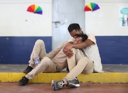 Des membres de la communauté LGTB+, qui restent privés de liberté, au Men's Preventive Center of the East à Mexico (Mexique), en juin.