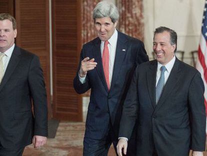 Los ministros de Exteriores de Canad&aacute;, EE UU y M&eacute;xico, tras la rueda de prensa en Washington.