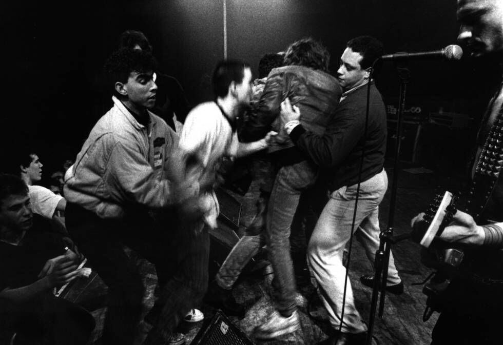 Forcejeos en el escenario en un concierto de La Polla Records de 1989.