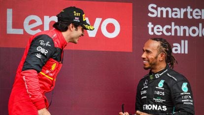 Carlos Sainz y Lewis Hamilton, en el podio del GP de Gran Bretaña en 2022.