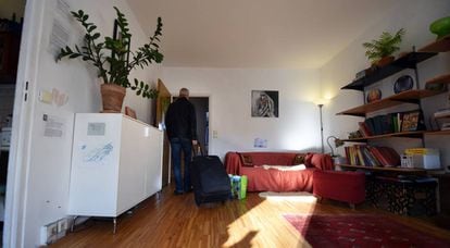 Una persona abandona el apartamento que alquiló a través de Airbnb.