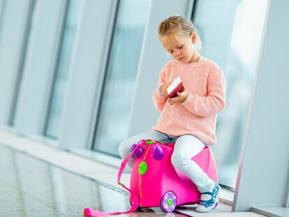 Algunos modelos permiten que los/as niños/as puedan sentarse con comodidad encima de la maleta. GETTY IMAGES.