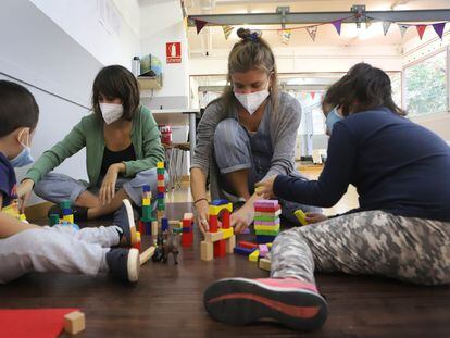 Educadoras infantiles y las nuevas ofertas en tiempos del coronavirus en La Verneda. Amaia Balastequi y Elia Borbon.