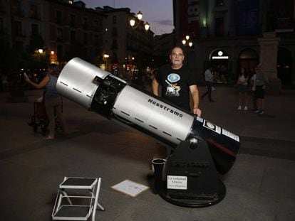 Alfredo Paniagua, con su telescopio en la plaza de Ópera.