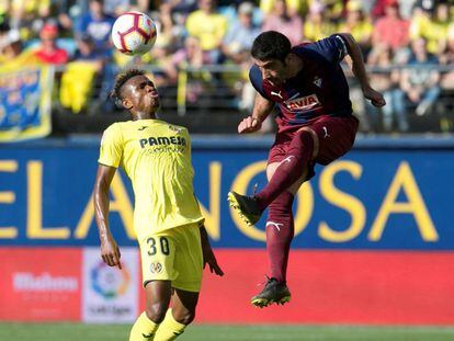 Samu pelea un balón con Cote.