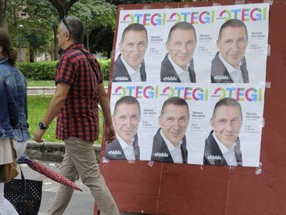 Carteles electorales este jueves en Vitoria.