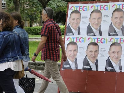 Carteles electorales este jueves en Vitoria.