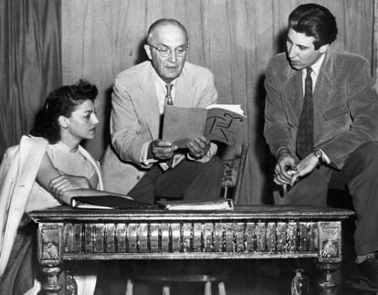 William Carlos Williams (en el centro), en 1949 en Nueva York.