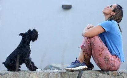 La escritora y exbaloncestista, Amaya Valdemoro, junto a su perro Trece en un parque de Alcobendas este martes.