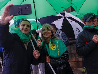 Miembros de la plataforma Usansolo Herria celebran el pasado miércoles su segregación de Galdakao (Bizkaia).