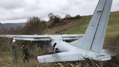Estado en que quedó el avión del Ejército del Aire tras salirse de la pista en Jaca.