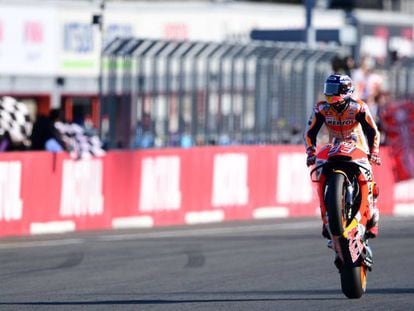 Marc Márquez cruza la meta del circuito de Motegi como nuevo campeón.