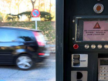 Un parquímetro informa de la prohibición de aparcar.