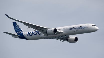 Un A350-1000, en febrero, en un vuelo de demostración en Singapur.