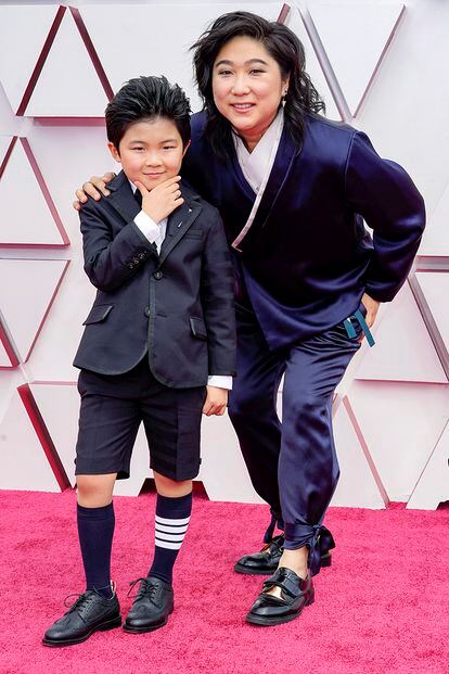 Alan S. Kim, el protagonista de solo siete años de Minari, de Thom Browne, y su madre, Vicky Kim.