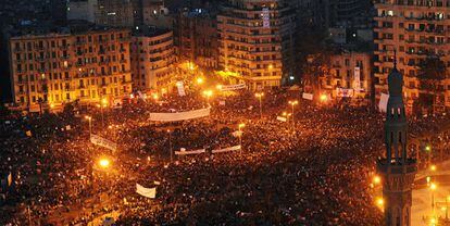 Miles de egipcios, en la plaza Tahrir de El Cairo durante la protesta pública que se ha desarrollado contra el régimen de Hosni Mubarak.