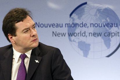 El ministro de Finanzas de Reino Unido, George Osborne, durante un coloquio anteayer en París.