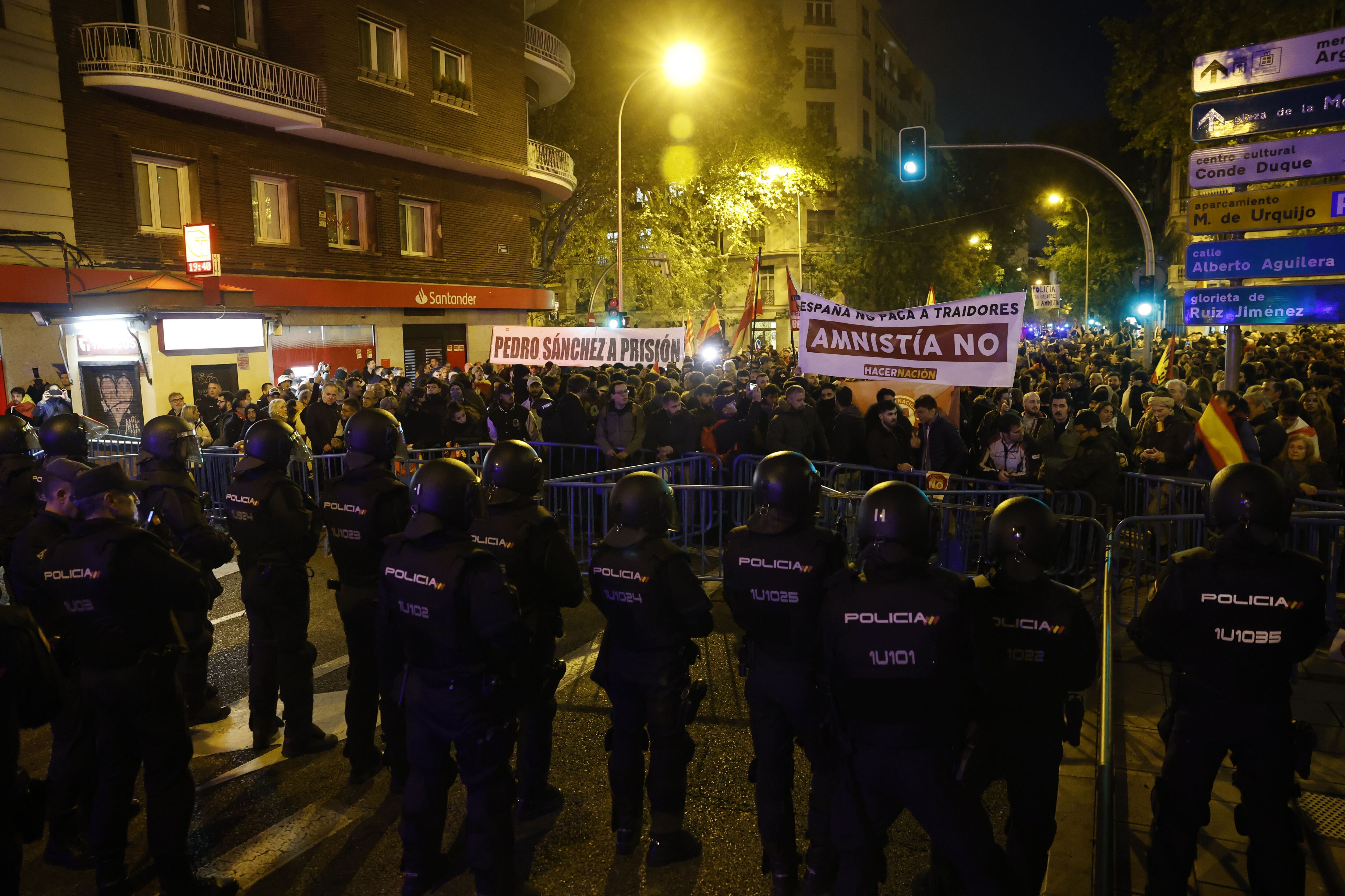 La policía protege la sede el PSOE en Ferraz ante los manifestantes en contra de la amnistía, esta tarde.